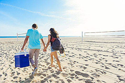 年轻,情侣,走,海滩,拿着,保温容器,后视图