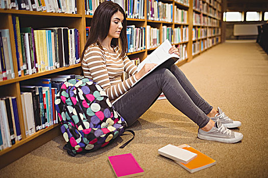 年轻,学生,读,书本,坐在地板上,图书馆