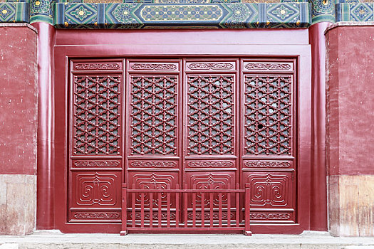 山东省泰安市岱庙离的红色中式门窗