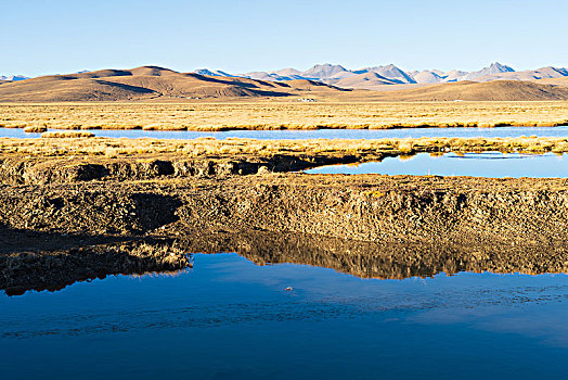 西藏荒原上的小湖