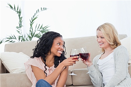 两个女人,微笑,相互,拿着,葡萄酒杯