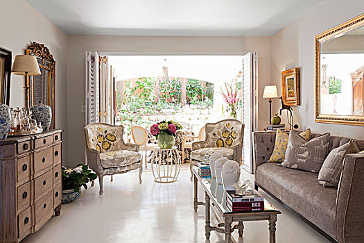 旧式家具,狭窄,茶几,沙发,优雅,室内,老式,扶手椅,正面,打开,落地窗