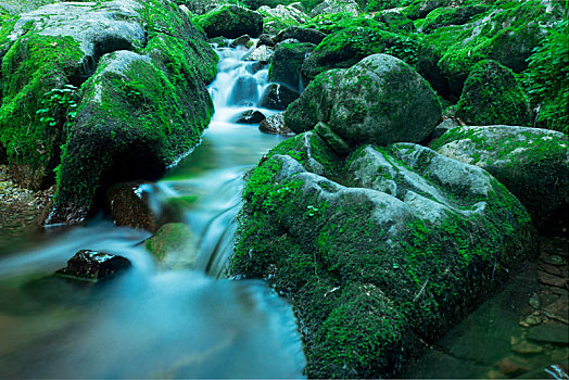 山间溪流