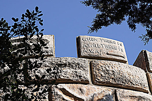 黎巴嫩古城堡石刻名言