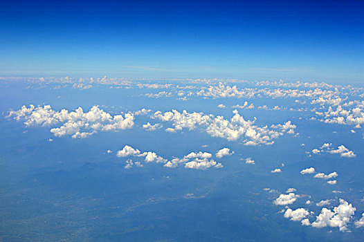 飞机与蓝天白云