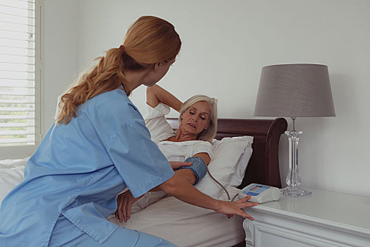 女医生,检查,血压,活力老人,女人,床上,卧室
