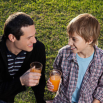 男孩,喝,果汁,父亲