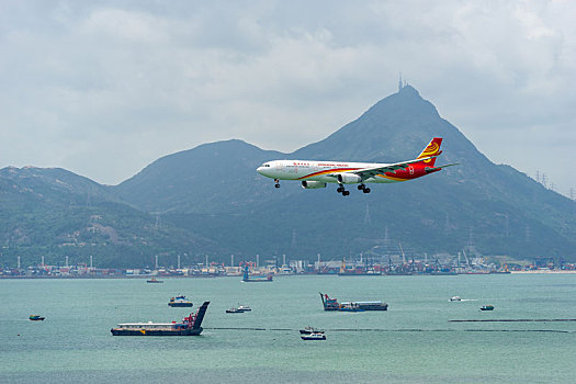 一架香港航空客机正降落在香港国际机场