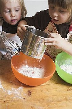 两个孩子,烘制,筛,面粉,碗