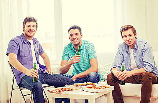 友谊,休闲,概念,微笑,男性,朋友,啤酒,比萨饼,在家