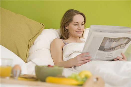 女青年,报纸,床上早餐