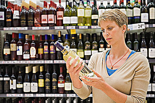 女人,读,标签,葡萄酒瓶