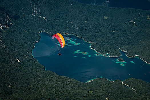 滑翔伞,高处,俯视,高山湖,山林,滑伞运动,德国,巴伐利亚,上巴伐利亚,巴伐利亚阿尔卑斯山,陆地,加米施帕藤基兴