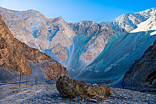 新疆,石山,雪山,蓝天,河流