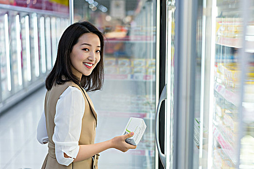 年轻女子在超市购物