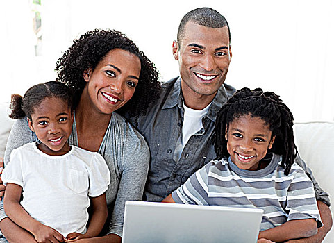 高兴,美国黑人,家庭,笔记本电脑,客厅