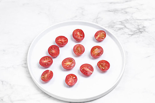 切开的红色小番茄