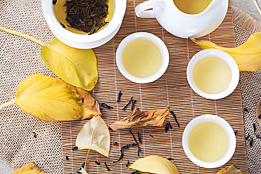 茶,秋季的落叶和干的茶叶,白色茶杯