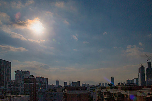 广州夏天上午的阳光与云层飘逸