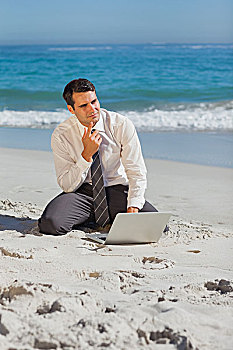 思考,坐,沙子,笔记本电脑,看别处