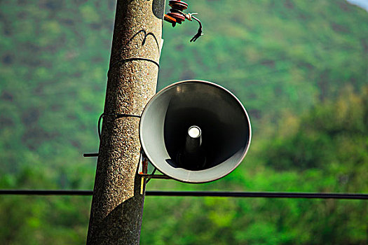 台湾观光景点猴硐猫村,路上的电线杆装设的广播啦叭,里长广播气