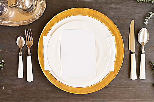 餐具,桌上,白色,金色,盘子,暗色,木桌子