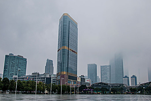 广州夏末秋初雨中的天河体育中心朦胧意境