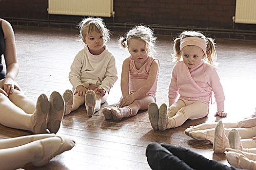 女孩,坐,地面,圆,序列,人,孩子,幼儿,金发,3岁,群体,芭蕾舞团,跳芭蕾,衣服,粉色,芭蕾舞鞋,脚,室外,钩,向上,练习,移动性,移动,休闲