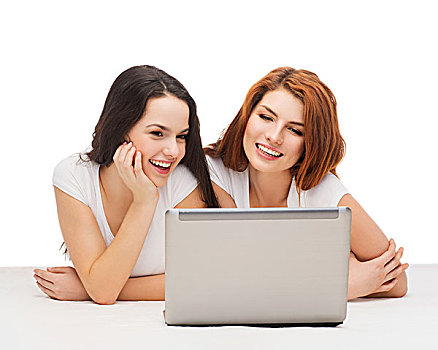 科技,互联网,娱乐,概念,两个,微笑,少女,白色,t恤,笔记本电脑