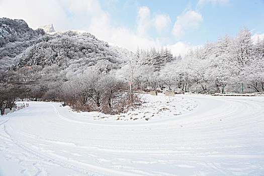 陕西秦岭分水岭公路雪景