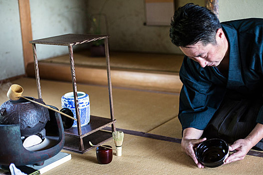日本,男人,穿,传统,和服,跪着,地板,拿着,茶碗,茶道