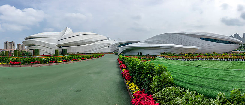 长沙梅溪湖国际文化艺术中心和梅溪湖大剧院