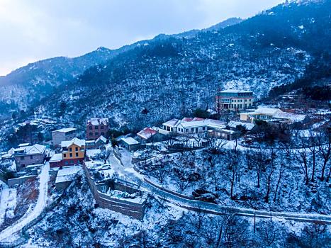 崂山冬天通往北九水景区的山路