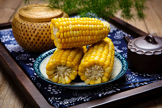 蒸熟的玉米