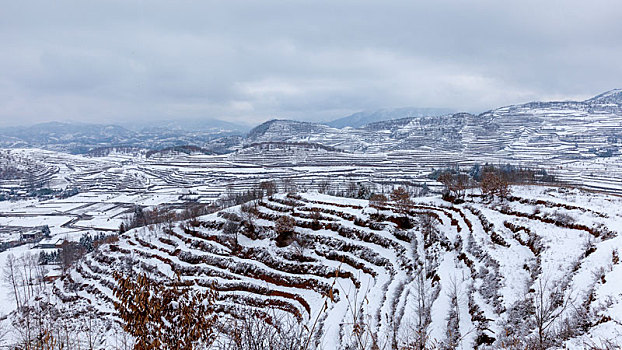 云南昭通大山包冬季雪山蜿蜒田野