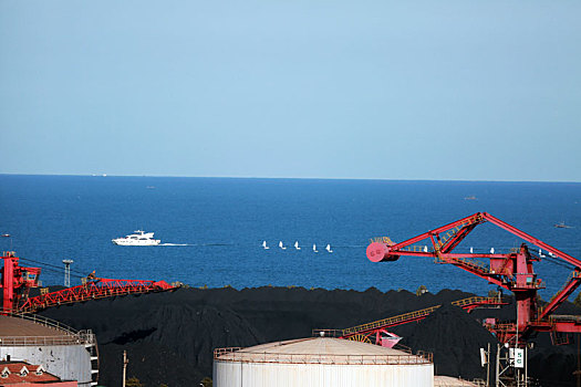 山东省日照市,秋日里的海龙湾畔帆影点点,让人赏心悦目