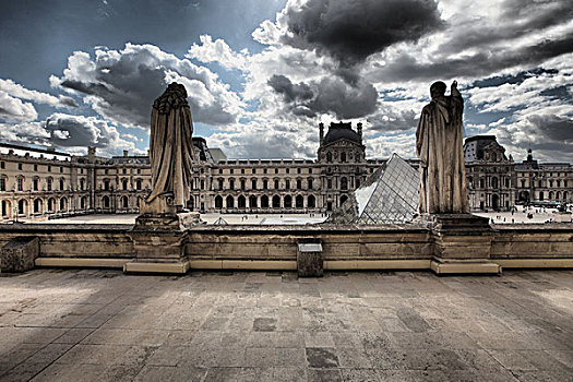 卢浮宫二层的塑像