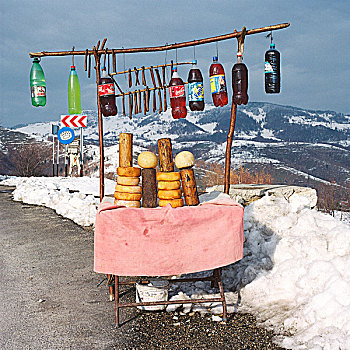 路边,销售,奶酪,香肠,水果,果汁,循环利用,塑料制品,瓶子,桌子,粉色,桌布,雪,风景,背景,罗马尼亚,十一月,2003年