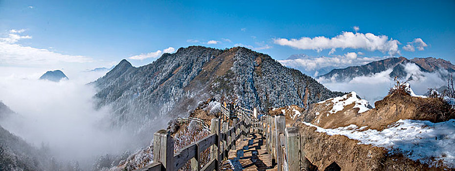 四川大邑县西岭雪山阴阳界上一眼望穿阴阳两界