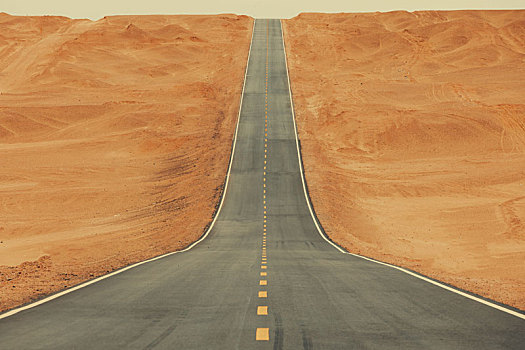 沙漠中的公路315国道