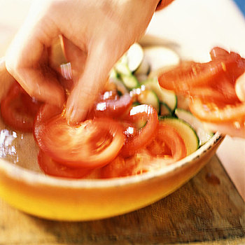 手,放置,番茄片,碗,特写,模糊