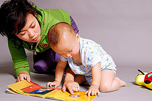 妈妈教宝宝看书