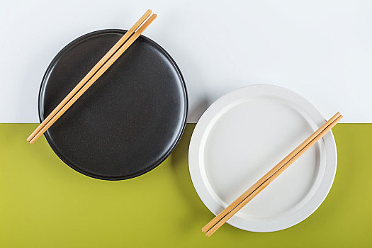 两个空盘子和两双筷子,分餐制光盘创意图片