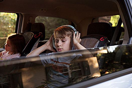 男孩,妹妹,听,耳机,汽车,后座