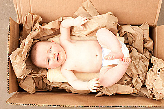 女婴,纸箱