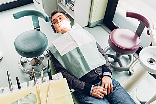 男患者,牙科椅,俯视图