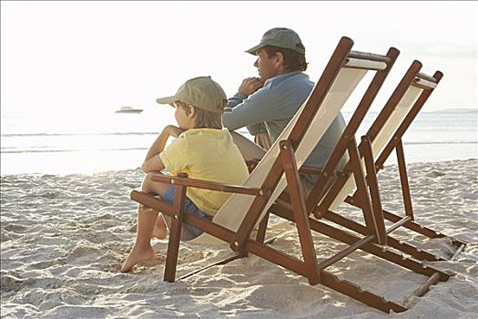 父子,坐,一起,海滩,马略卡岛,西班牙
