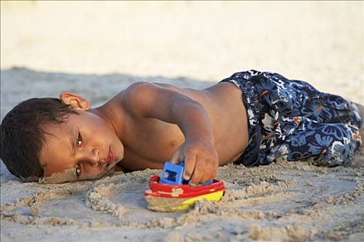 男孩,玩,玩具船,海滩