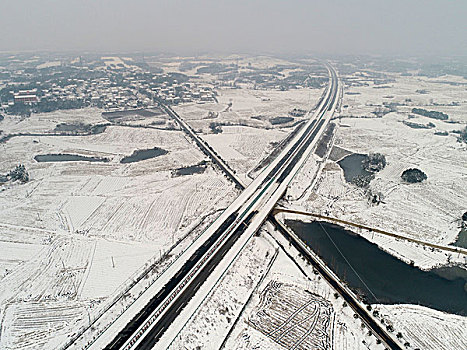雪中道路
