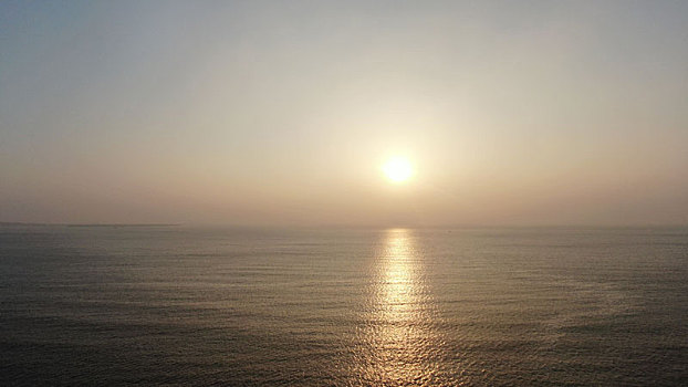 山东省日照市,清晨的太公岛频现千人赶海壮观情景